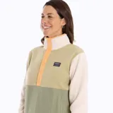 Polar de microfleece color borgoña con paneles color rosa pálido en mangas y parte superior del torso. Cuenta con cuello alto con cierre de botones a presión, bolsillos laterales y bolsillo en el pecho con logo de la marca.