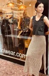 Top negro con frente de cuero, contornos bordados a mano y espalda tejida en hilado de algodón.