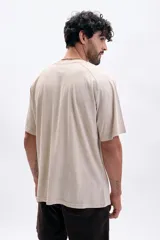 Remera de manga corta color beige con efecto lavado y mangas tipo ranglán.