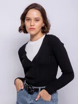 Cardigan de manga larga color morado, con escote en V y botones a tono, de diseño elastizado.