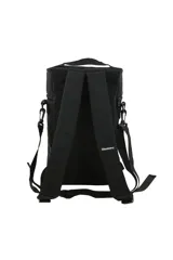 Mochila matera cilíndrica color negro, con correa ajustable y asa superior. Presenta un bolsillo frontal con textura en relieve con las palabras "DISCOVERY" y "COV" repetidas, y un parche rectangular rojo con la palabra "Discovery" en la parte inferior. En la parte superior tiene coordenadas geográficas impresas en rojo.