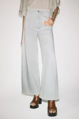 Pantalón de jean azul oscuro, de tiro alto y corte wide leg.