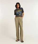 Pantalón de viscosa color beige, de corte recto, con bolsillos laterales y cierre de botón y cremallera.