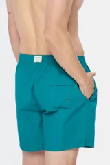 Short de baño color coral con cintura elástica y cordón ajustable.