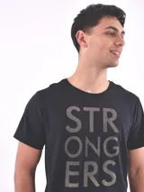 Remera blanca de corte slim fit con estampado frontal de líneas horizontales negras que forman la palabra 'Trust' y la frase 'In Yourself'.