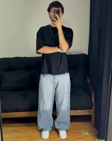 Pantalón de jean celeste claro con efecto de desgaste, corte mega baggy.