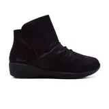 Bota casual Skechers Arya Fresher Trick de mujer, color negro, con diseño de caña baja y detalle de pliegues en el empeine.