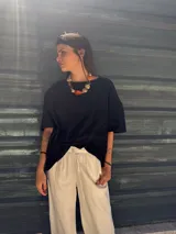 Remera negra de manga corta, con cuello redondo y calce holgado.