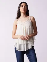 Blusa de gasa color blanco, marca Liv Los Ángeles, con breteles trenzados y diseño de capas en encaje y gasa.