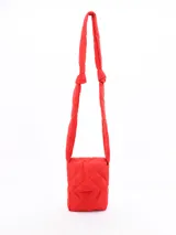 Morral negro acolchado con diseño de rombos y correa de hombro gruesa con nudos.