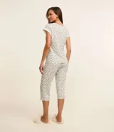 Conjunto de pijama femenino de dos piezas: blusa de mangas cortas y pantalón capri, ambos con estampa floral y detalle de satén.