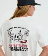 Remera de algodón color blanco, corte comfort, con cuello redondo y manga corta. Presenta un pequeño estampado en el pecho con tres líneas onduladas rojas y negras, y texto debajo.