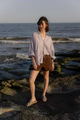 Sandalias tipo mule de cuero color marrón chocolate, con diseño de tiras anchas cruzadas y suela plana.