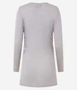 Blusa de viscosa color gris con efecto gastado, cuello redondo, mangas largas, fruncido lateral y abertura.