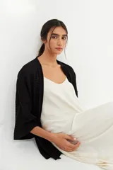 Kimono negro de tejido calado con mangas anchas.