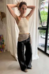 Pantalón negro de cuero de napa, corte amplio y tiro alto.