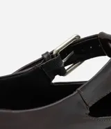 Zapato Mary Jane color borgoña de charol, con punta redonda, cierre con hebilla lateral y suela track.