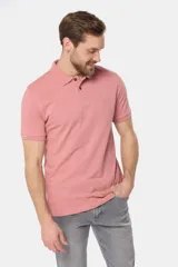 Remera polo azul de piqué liso, con cuello de rib y botones personalizados.