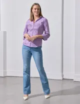 Camisa blanca de algodón marca Zac & Rachel, con cuello con solapa, abertura central con botones, delantera tableada y laterales elastizados.