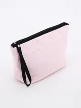 Necesser acolchado color rosa pastel con cierre superior negro y tira de agarre negra.