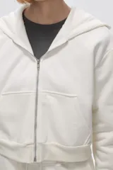 Campera jogging negra con cierre frontal y capucha, de felpa.
