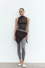 Musculosa marrón con cuello alto.