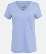 Blusa blanca de algodón con cuello en V, manga corta y bolsillo frontal.