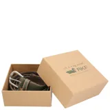 Cinturón de cuero trenzado en tonos verdes con tachas plateadas y hebilla metálica plateada.