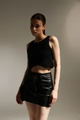 Top negro sin mangas, cropped y con cuello a la base, confeccionado en acrílico y lurex.