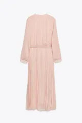 Vestido midi de color rosa pálido con falda plisada, cuello redondo, manga larga y cinturón fino.