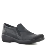 Zapato casual de color negro para mujer, con diseño slip-on y elásticos laterales. Presenta costuras decorativas tonales y una suela con taco bajo tipo cuña para mayor comodidad.