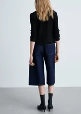 Cárdigan verde oscuro de punto de canalé con cuello pico, cierre de botones en la parte delantera, corte slim fit, tejido elástico y manga larga.