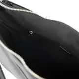 Cartera tipo gondola color negro, confeccionada en cuero sintético graneado. Tiene acceso con cierre, un compartimento principal con un bolsillo interno con cierre y otro abierto. Incluye correa regulable y asa fija. Los herrajes son plateados.