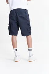 Bermuda cargo de corte clásico, confeccionada en tela resistente y cómoda, con pasa cintos, cremallera y botón.