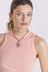 Remera negra sin mangas con cuello alto.