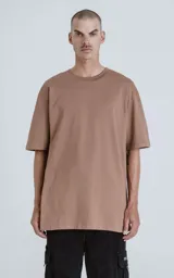 Remerón color cañamo de corte extra oversize y hombros caídos, confeccionado en algodón premium americano muy suave al tacto y combinado con cuello rib al tono en formato redondo y doble costura al tono del color base.