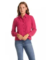 Camisa de crepe color fucsia, con cuello solapa, cierre frontal de botones y dos bolsillos aplicados en el pecho.