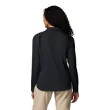 Camisa negra de manga larga con dos bolsillos frontales con cierre a presión y ventilación trasera de malla. Confeccionada con tejido Omni-Wick™ que absorbe el sudor y Omni-Shade™ Broad Spectrum UPF 50 que protege contra los rayos UVA/UVB.