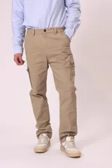 Pantalón cargo color beige con bolsillos laterales con solapa y cierre de botón a presión.