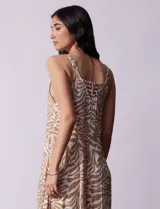 Enterito largo estampado, marca Catherine Malandrino, con espalda entrelazada, breteles finos regulables, ruedo asimétrico y abertura lateral con cierre invisible.