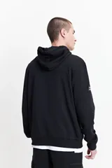 Campera gris de felpa sin frisa, con capucha, cierre frontal y bolsillos laterales con cierre. Logo estampado en relieve en el pecho.