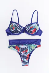 Conjunto de bikini azul con estampado de flores rojas y hojas verdes.