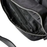 Bandolera negra de tela impermeable con correa ajustable, cierre de cremallera y bolsillo interior forrado.
