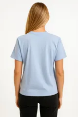 Remera blanca de algodón con estampado frontal con la frase "Ibiza is cheaper than therapy" en color bordó.