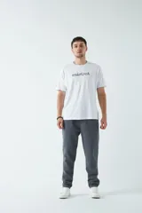 Pantalón deportivo clásico de felpa sin puños, con bolsillos y logo bordado.