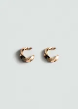 Par de aros dorados con diseño irregular y torsado.