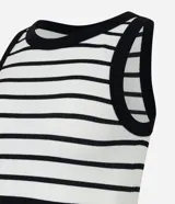 Musculosa sin mangas de poliamida seamless, con cuello redondo, acanalada y rayada horizontalmente en blanco y negro.