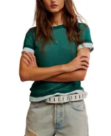 Remera verde esmeralda de manga corta con cuello redondo y corte clásico.