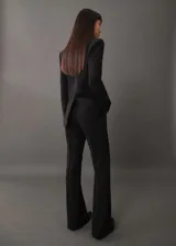 Pantalón de vestir negro de corte wide leg.