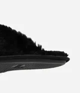 Pantuflas cerradas de mujer, color blanco, con textura de pelo largo y suave.